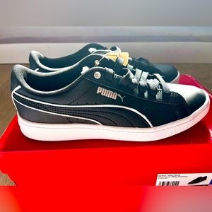 NWT PUMA Ladies Vikky shoes. Size 7